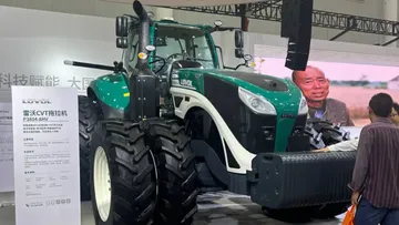 Новый китайский трактор LOVOL P3804-8HV мощностью 380 л.с. на китайской выставке сельхозтехники CIAME 2023 в Ухани
