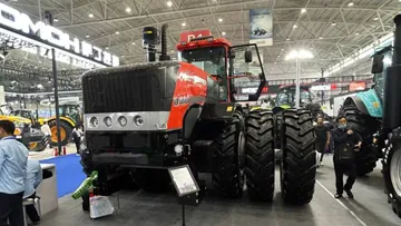 Новый китайский трактор KAT KR4404EX мощностью 440 л.с. на китайской выставке сельхозтехники CIAME 2023 в Ухани