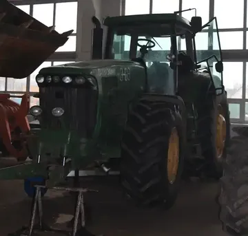 Ремонт трактора John Deere на базе агрохозяйства (источник: © Владимир Исаенко / Glavpahar.ru)