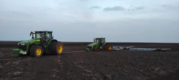 Сергей Корнеев во второй день полевых работ вытаскивает свой трактор на влажной почве (источник: Сергей Корнеев, «Будни Тракториста»)