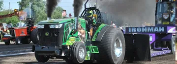 Трактор John Deere перетягивает груз (источник: outlawpulling.com)