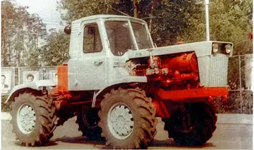 Т-5 — первая модель интегрального трактора ЛТЗ. Фото из книги А.С. Дурманова «Далекое прошлое и недавнее будущее...»