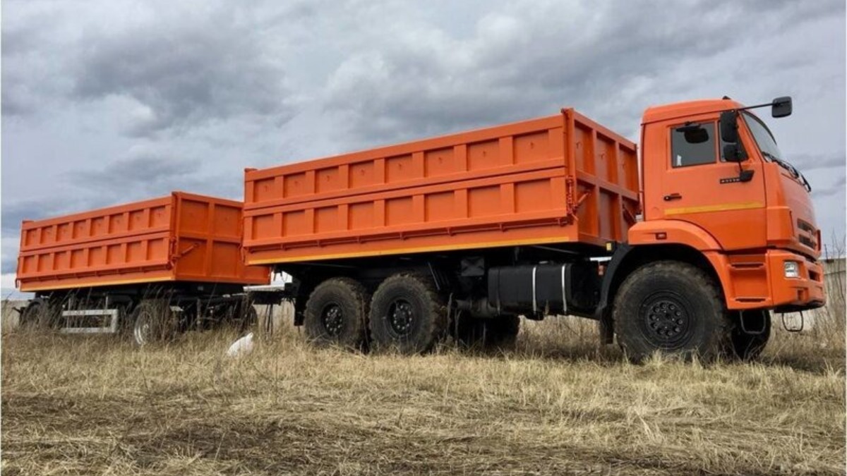 Камаз средний. КАМАЗ 43118 самосвал сельхозник. КАМАЗ 43118 зерновоз. Самосвал зерновоз КАМАЗ 43118. КАМАЗ 43118 сельхозник с прицепом.