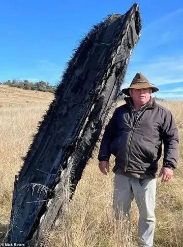 Австралийский фермер Мик Майнерс на своем поле с необычной находкой — обломком ракеты SpaceX Илона Маска (источник: ABC News и Mick Miners)