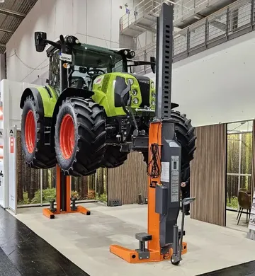 Демонстрация трактора CLAAS на выставке Agritechnica 2023 (источник: glavpahar.ru)