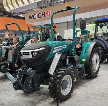 Трактор LOVOL F4110 на выставке Agritechnica 2023 (источник: glavpahar.ru)