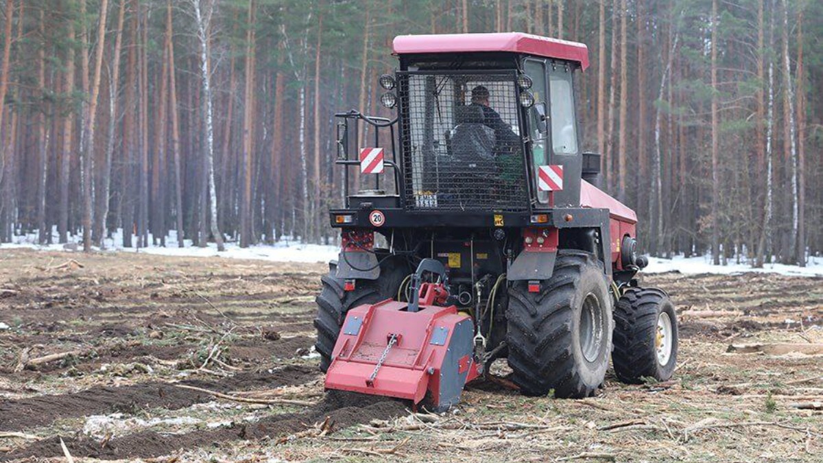 В Беларуси испытают новый ротоватор для подготовки почвы под лесные культуры  - glavpahar.ru