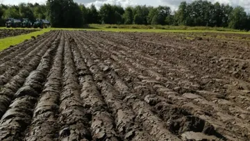 Качество пахоты на конкурсе механизаторов в Волховском районе