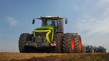 Новый трактор CLAAS XERION 12.650 в поле (колесная версия на спарке)