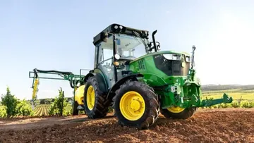 Новый трактор John Deere 5115G для садов и виноградников