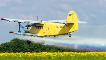 Самолет АН-2 на обработке сельхозполей