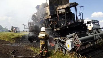 Сгоревший комбайн в Курской области