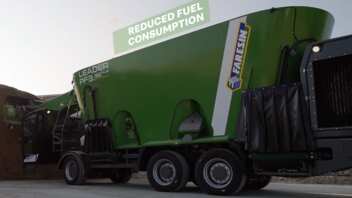 Смеситель-кормораздатчик Faresin PF 3.36 Plus Ecotronic в работе