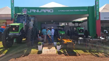 Самоходные тракторы и опрыскиватели Januário Máquinas на выставке Agrishow 2023 в Бразилии