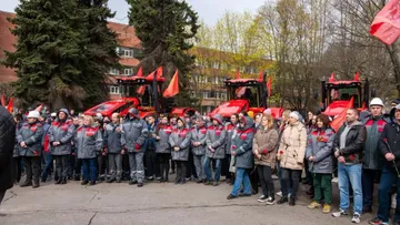 «Петербургский тракторный завод» провёл ежегодный торжественный марш степных богатырей «Кировец»