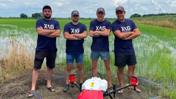 Пилоты дронов XAG на рисовых полях