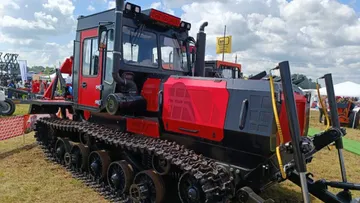 Гусеничный трактор ТЛС-5 «Барнаулец» на выставке «День Сибирского поля 2024»