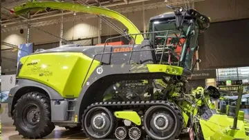 Обновленный кормоуборочный комбайн CLAAS Jaguar 990 Terra Traс на выставке Agritechnica 2023 в Германии