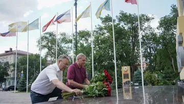 Владимир Владимиров и Александр Шакутин возложили цветы к обелиску «Вечная Слава» в г. Невинномысске