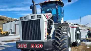 В сети появились первые фото обновленного трактора Big Bud