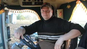 Сергей Корнеев — механизатор-блогер и автор ютуб-канала «Будни Тракториста» — за рулем трактора John Deere