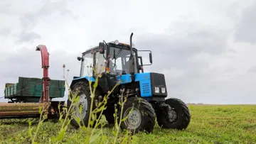 Сельхозтехника в работе в поле в Красноярском крае