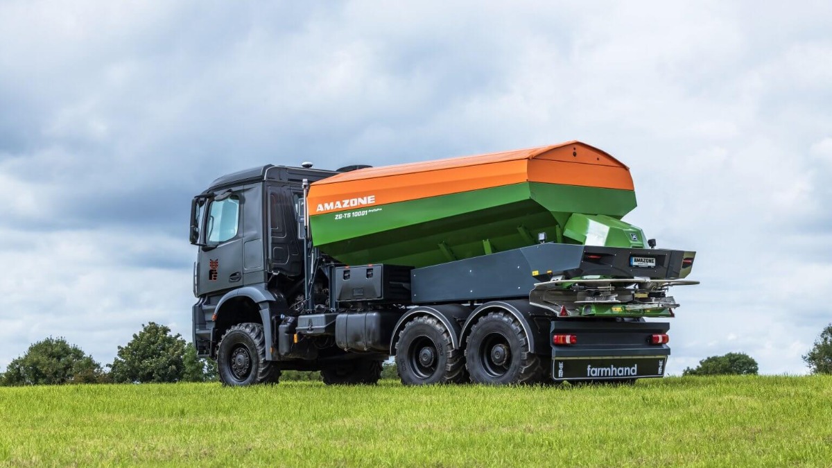 Комбинированный гибридный грузовик-разбрасыватель Amazone ZG-TS 10001 Profis и Mercedes Acros 6X6 AmaTruck 