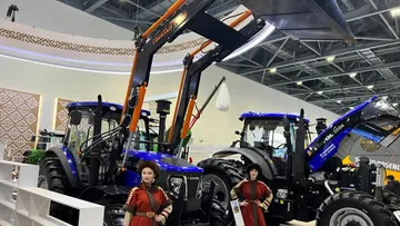 Навесные погрузчики FRONTLIFT PRO от КРМЗ на выставке KazAgro 2023 в Казахстане