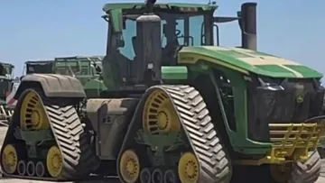 Новый гусеничный трактор John Deere 9RX 830 готовится к премьерному показу