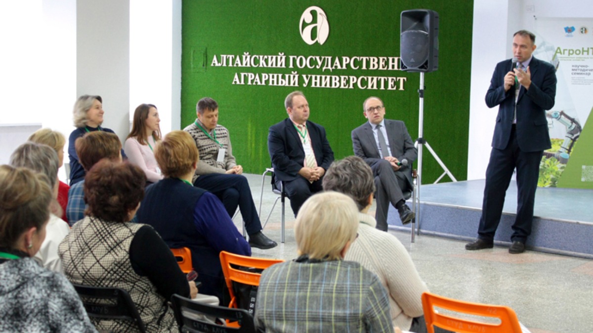 Учителя Алтайского края обсудили педагогические приемы и новые тематические направления научно-технического творчества школьников 
