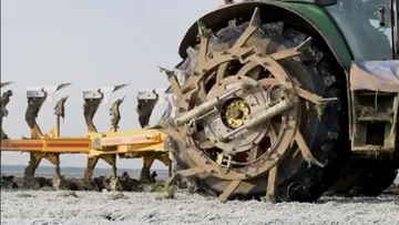 Необычные противоскользящие колеса для тракторов