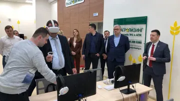 В VR-очках директор Центра сельскохозяйственного машиностроения ФГУП НАМИ Рудольф Соловьев