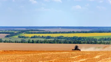 Сельхозтехника в работе в поле