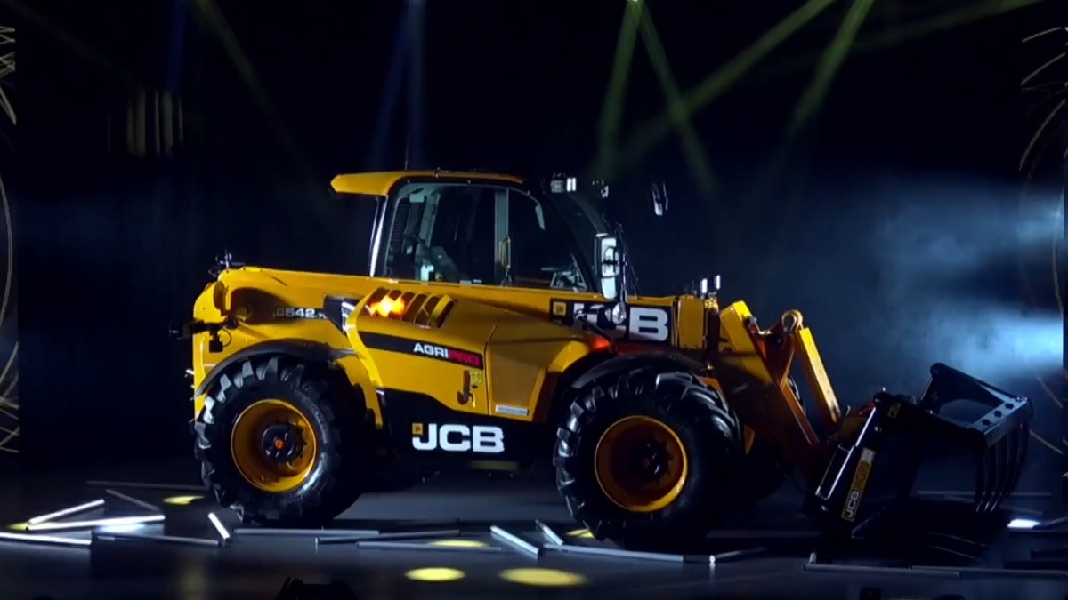 Новый погрузчик JCB 542-70 Agri Pro на презентации