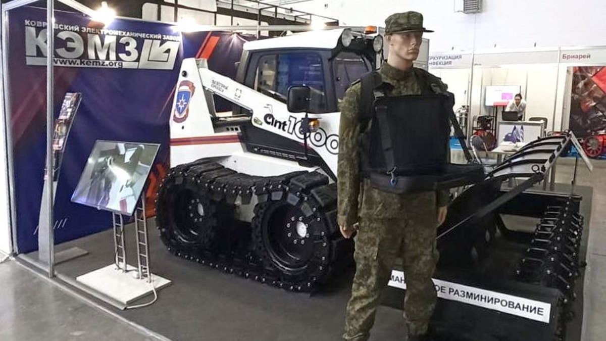 Презентация машины разминирования на базе мини-погрузчика Ant-1000 с дистанционным управлением
