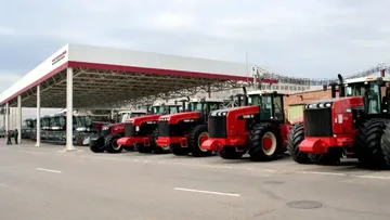 Тракторы и комбайны на демонстрационной площадке Ростсельмаш в Ростове-на-Дону