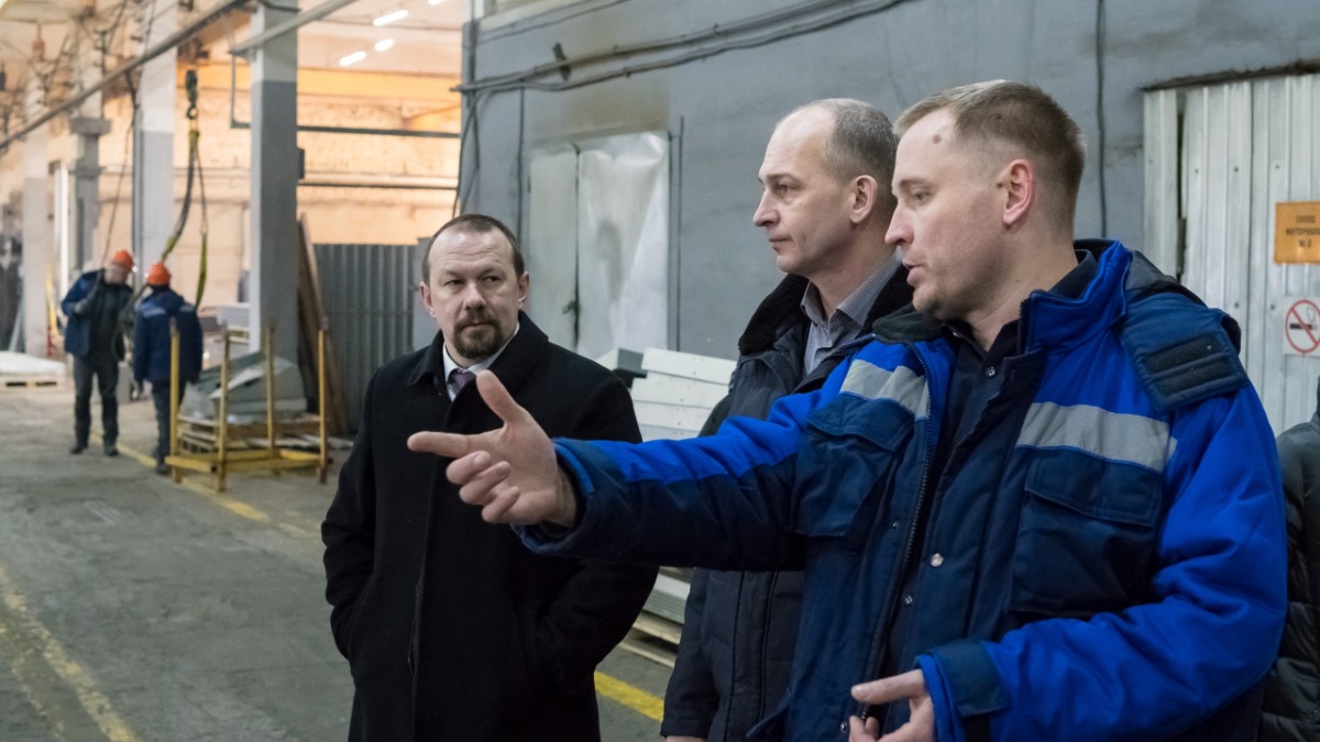 Министр сельского хозяйства и продовольствия Кировской области Александр Киселев на заводе АО «Агропромтехника»