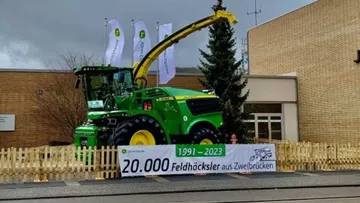 Юбилейный кормоуборочный комбайн John Deere 8600i