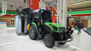 Трактор Deutz-Fahr Smart Vineyard Tractor серии 5 на выставке EIMA-2024 в Италии