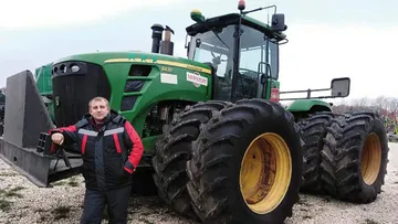 Комбайнер АПХ «Мираторг» у трактора John Deere