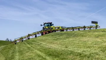 Новый ворошитель CLAAS VOLTO 1500 T в агрегате с трактором бренда