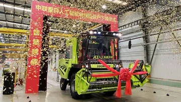 Первый зерноуборочный комбайн Zoomlion Al с ИИ сошел с конвейера завода в Китае