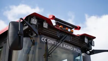 Модуль стереозрения Cognitive Agro Pilot на крыше трактора КИРОВЕЦ