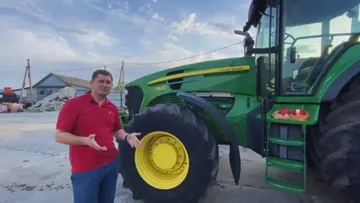 Игорь Рожнов — автор YouTube-канала «Обычный фермер» у трактора Джон Дир