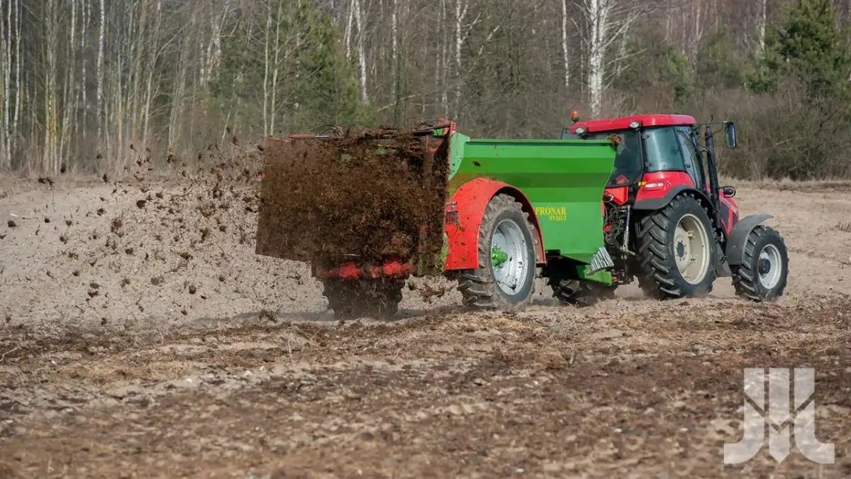 Разбрасыватель органических удобрений и навоза Pronar NV161/2