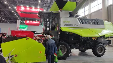 Новый китайский зерноуборочный комбайн Zoomlion TF120 на выставке в Казани