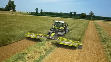 Новая косилка CLAAS DISCO 9700 RC AUTO SWATHER в работе