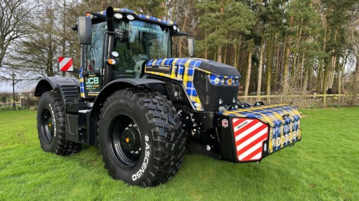 Трактор JCB Fastrac 4220 на выставке в Эдинбурге