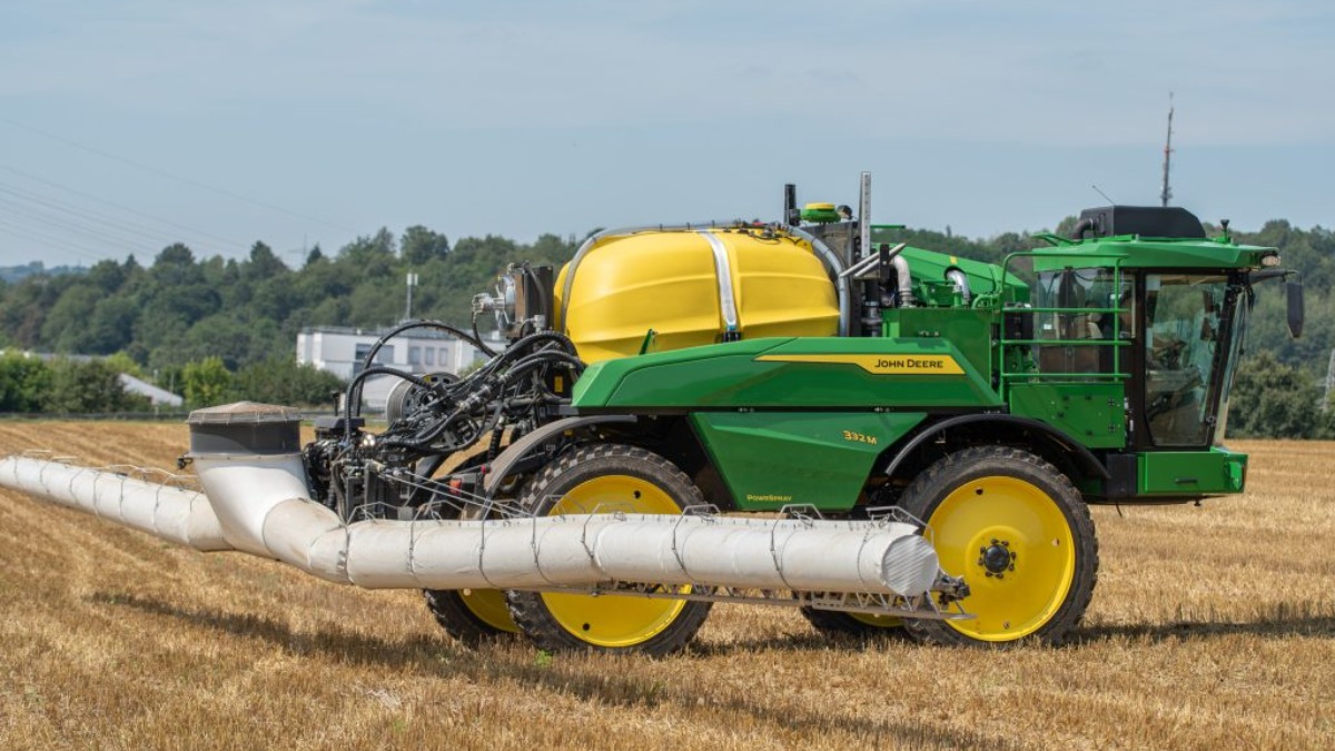 Самоходный опрыскиватель John Deere 332m