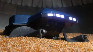 Робот Grain Weevil для зернохранилищ в работе
